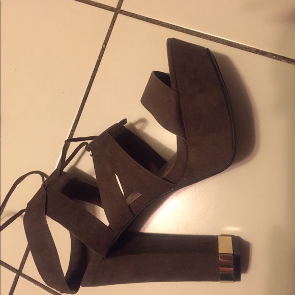 Women’s Chunky Heel - Picture 4 of 4